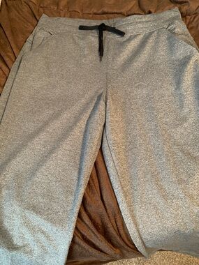 tek gear Women's Light Gray Capri Sweatpants with Black Drawstring